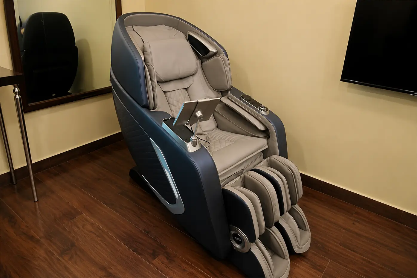 Arjun Malhotra using Rotai R-NEXA massage chair