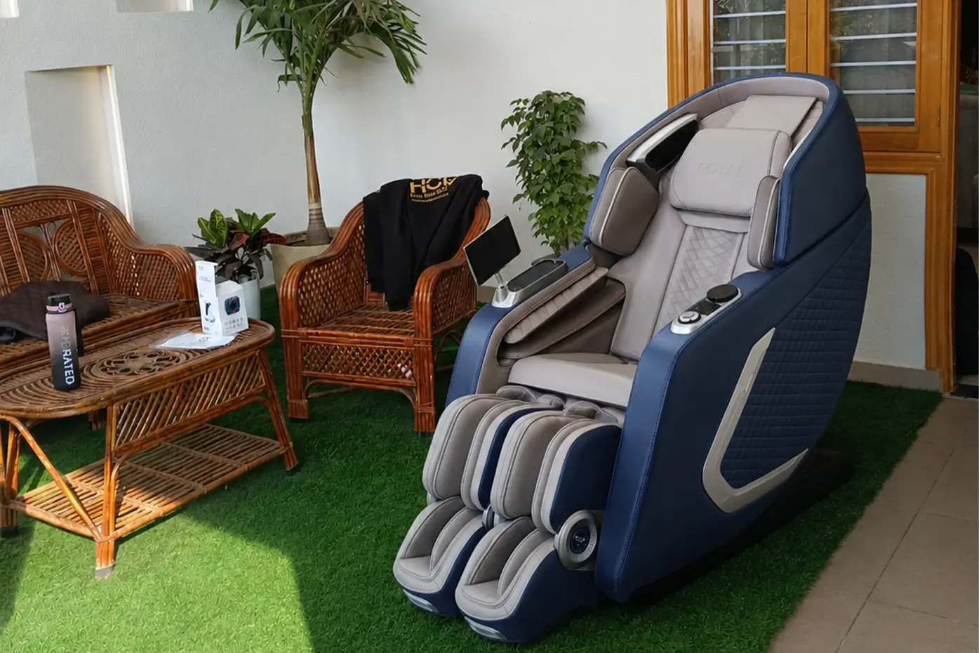 Ananya Nair using Rotai R-NEXA massage chair