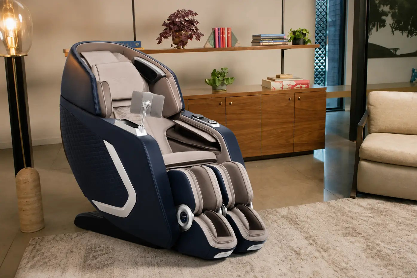 Sunita Joshi using Rotai R-NEXA massage chair