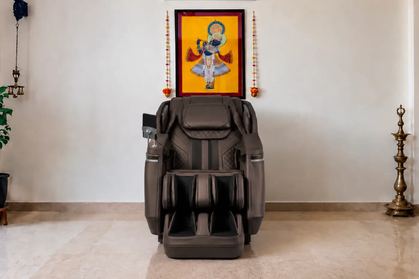 Amit Kapoor using Rotai R-NOVA massage chair
