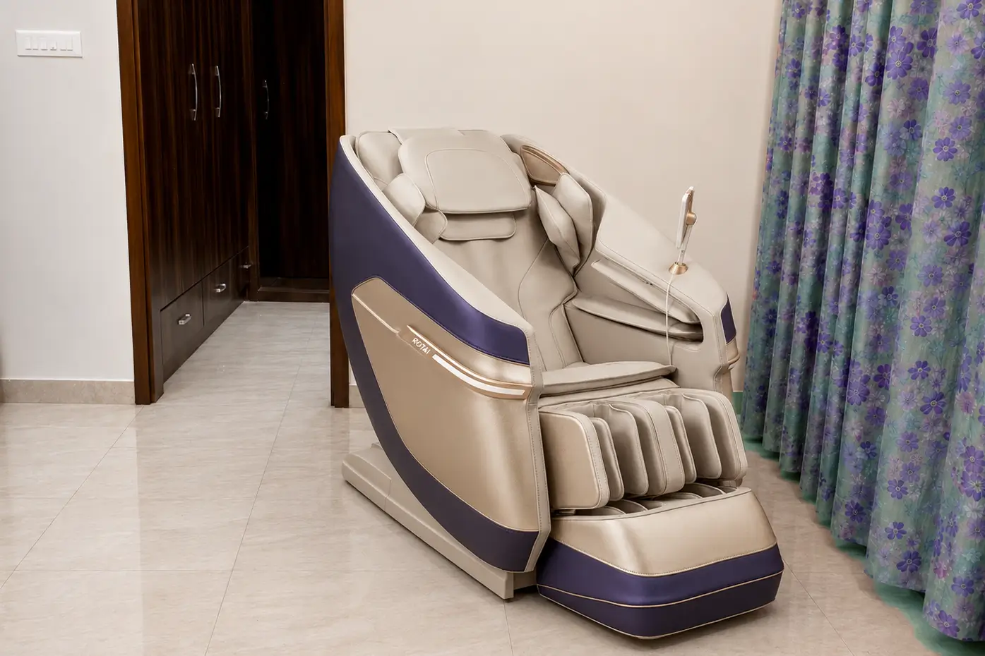 Gajendra Rathore using Rotai R-RELAX massage chair