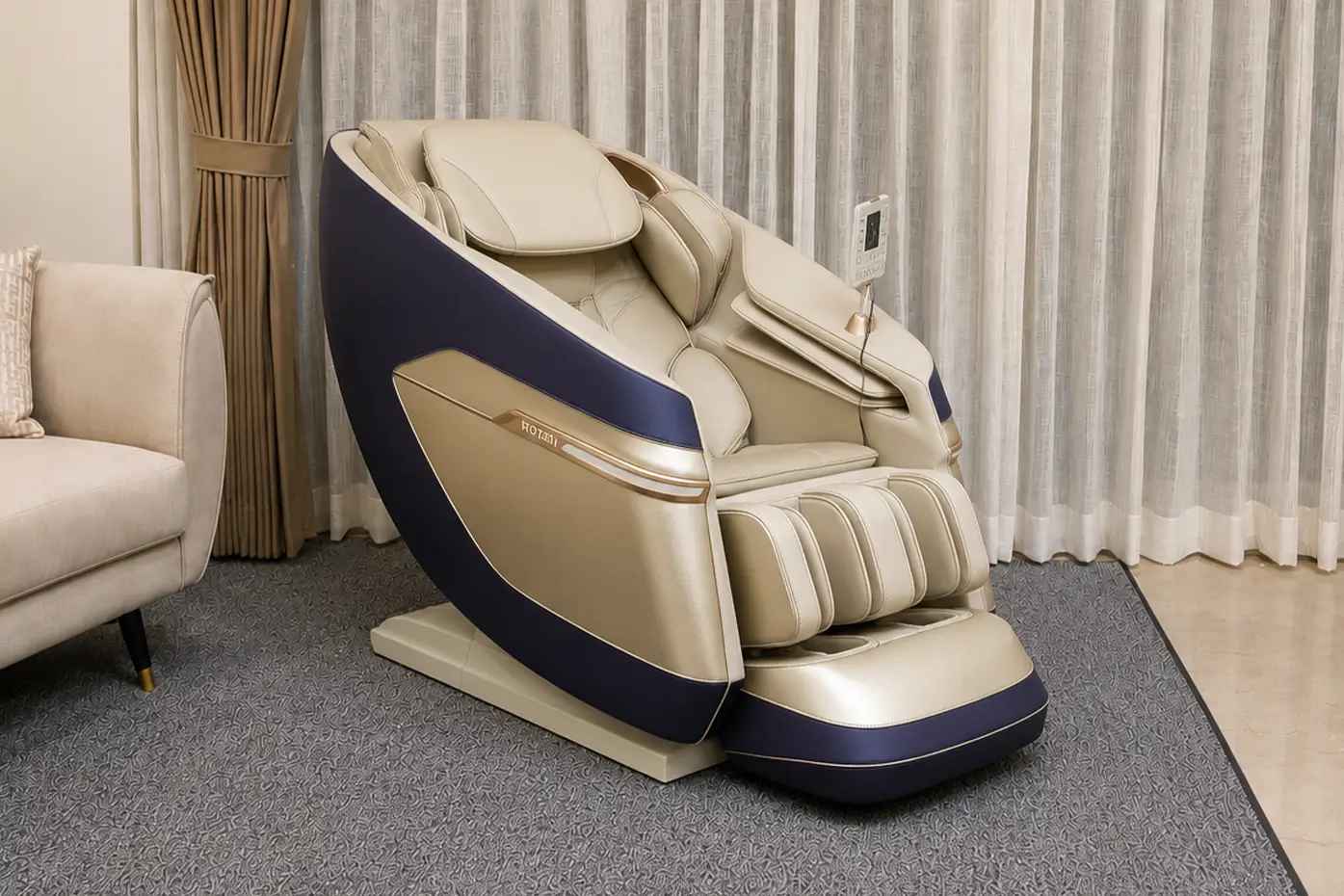 Karan Arora using Rotai R-RELAX massage chair