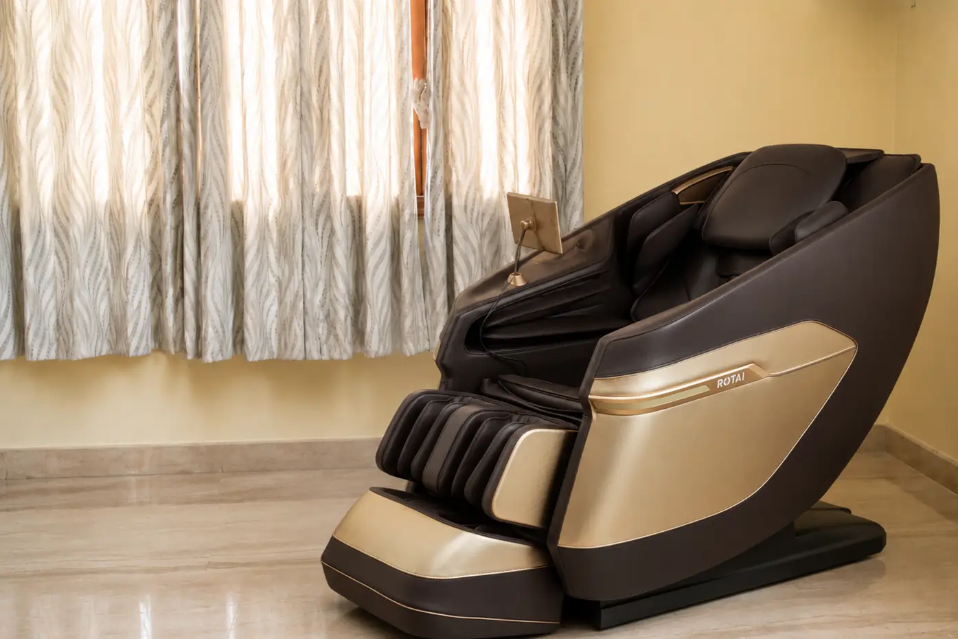 Lakshmi Iyer using Rotai R-RELAX massage chair