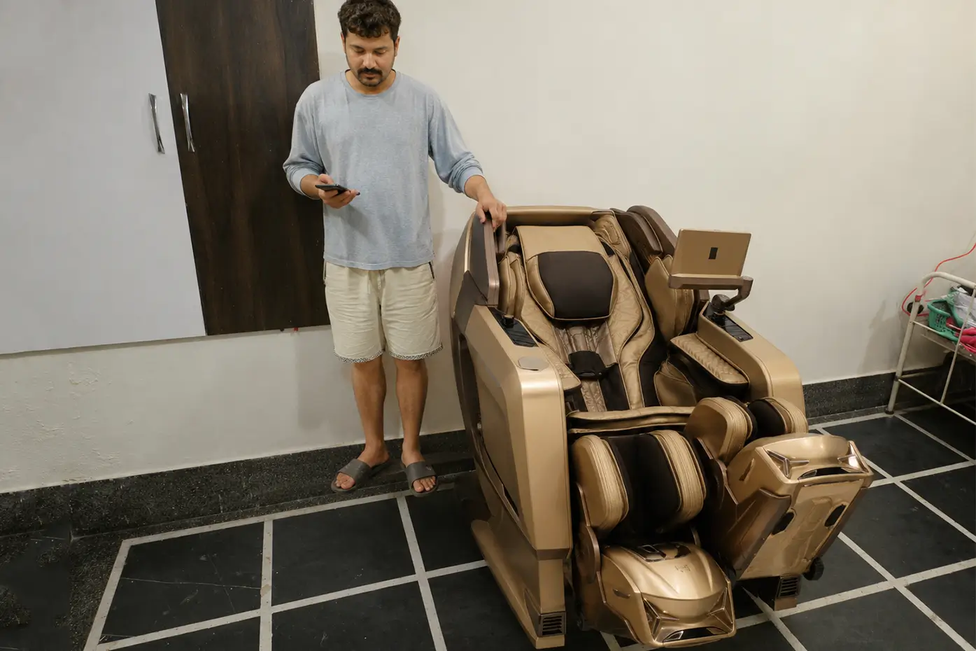 Nandini Reddy using Rotai R-VELOR Premium 4D massage chair